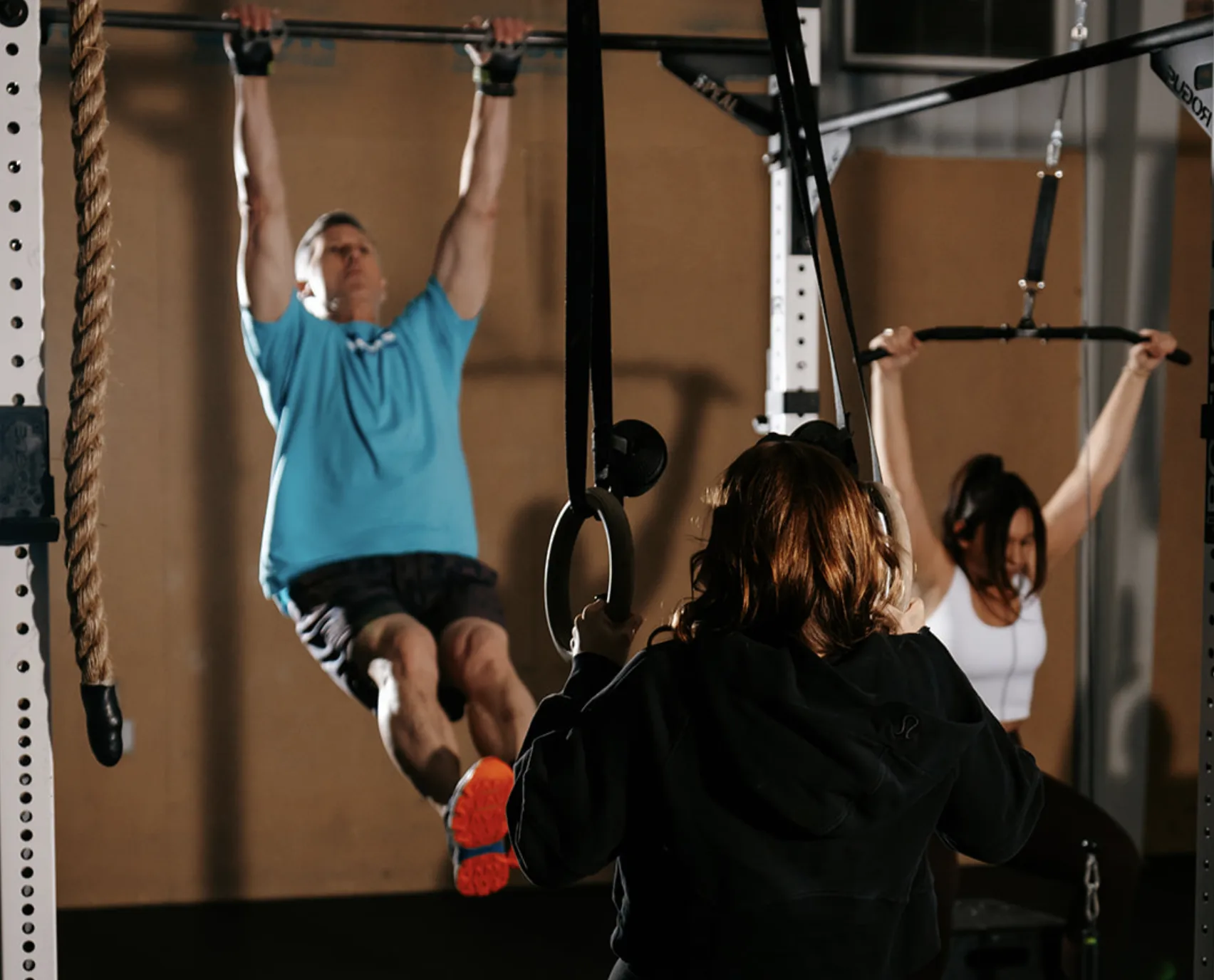 Open gym ring row training